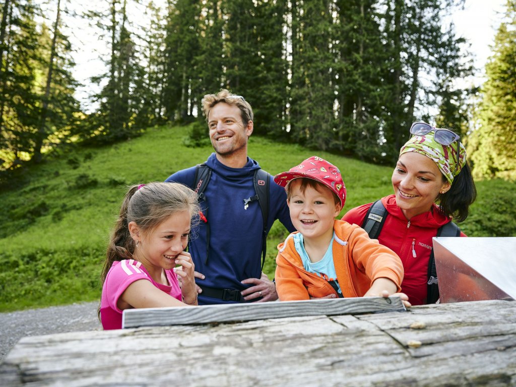 Familie entdeckt Stammwissen am Natursprünge-Weg im Brandnertal