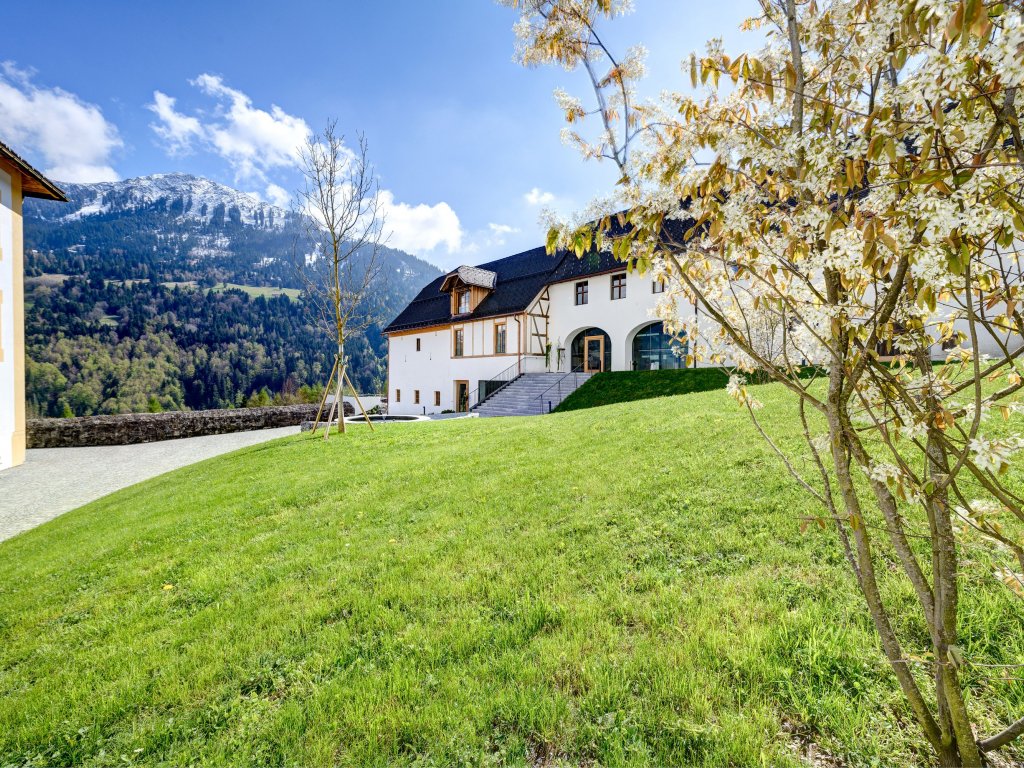 Hof der Propstei St. Gerold im Frühjahr