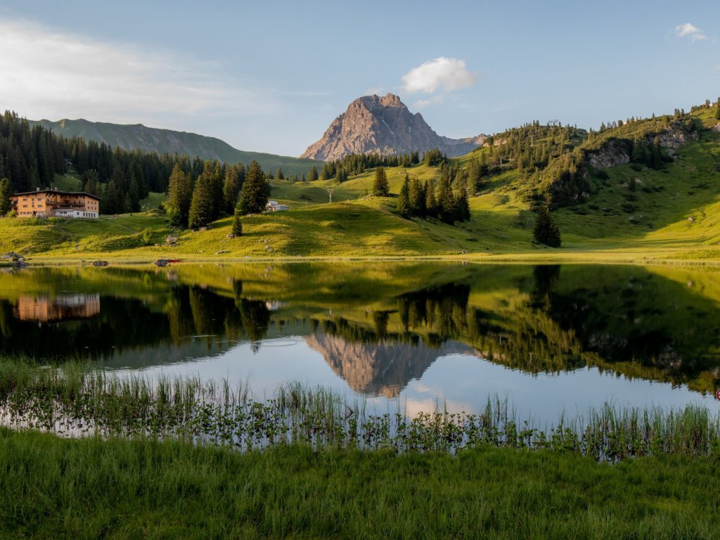 Körbersee im Sommer mit Widderstein