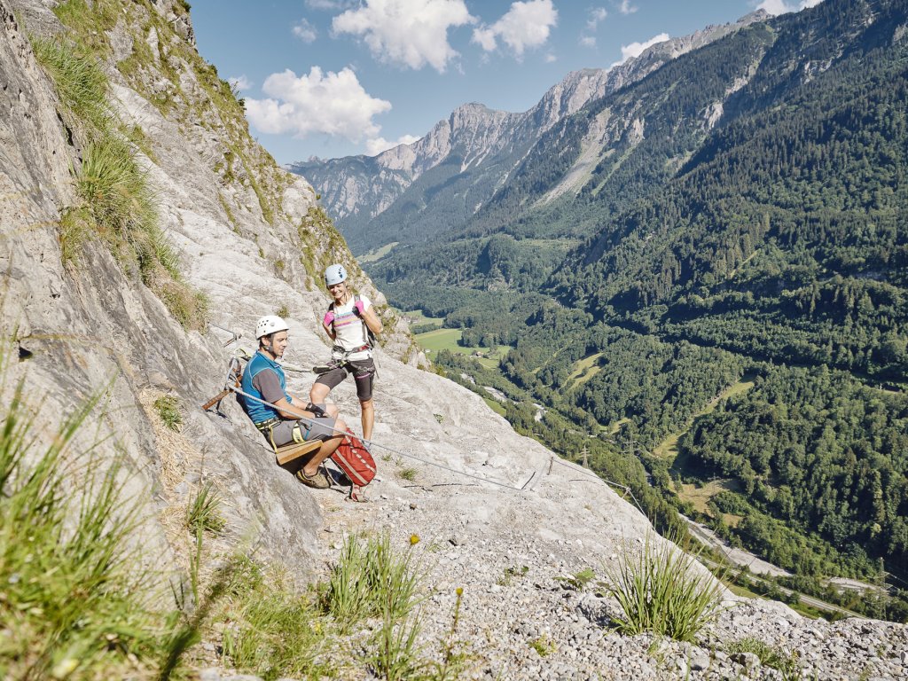 Pause mit Blick ins Tal am Klettersteig Fallbach im Klostertal