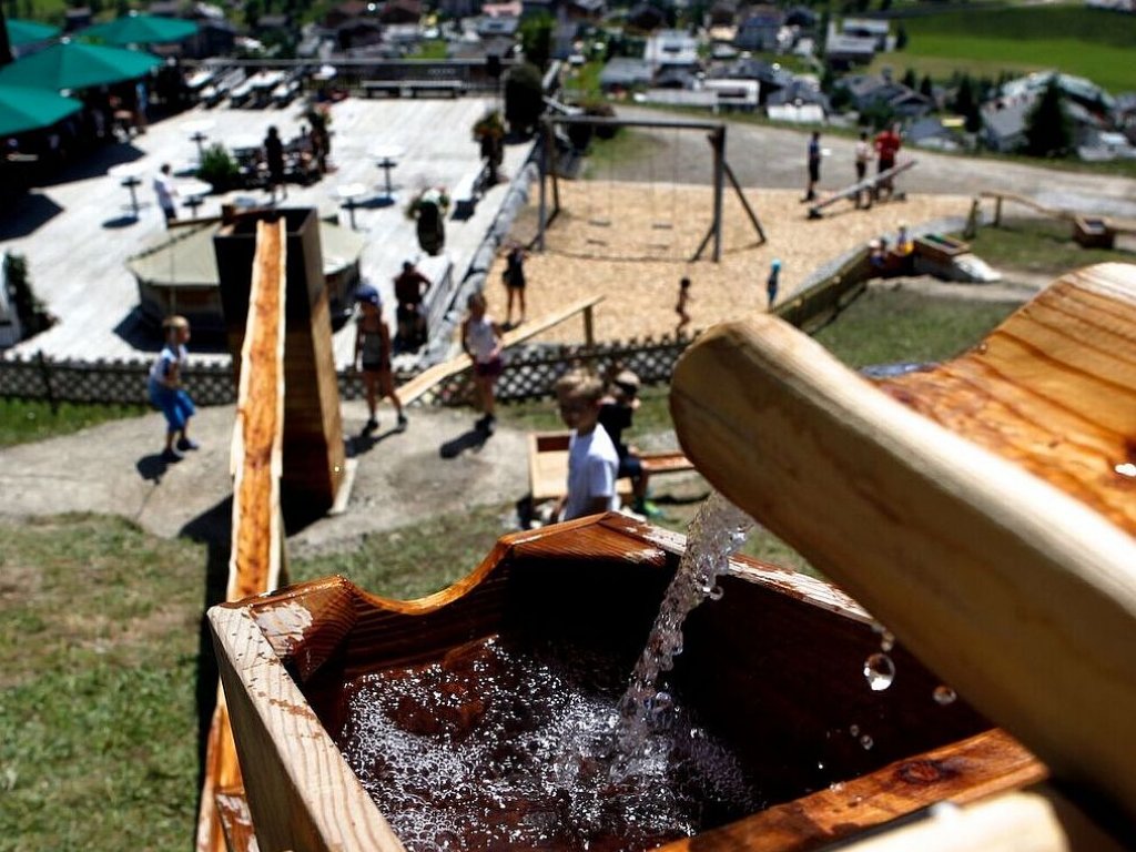 Terrasse mit Wasserspielplatz auf der Alpe Rud in Lech