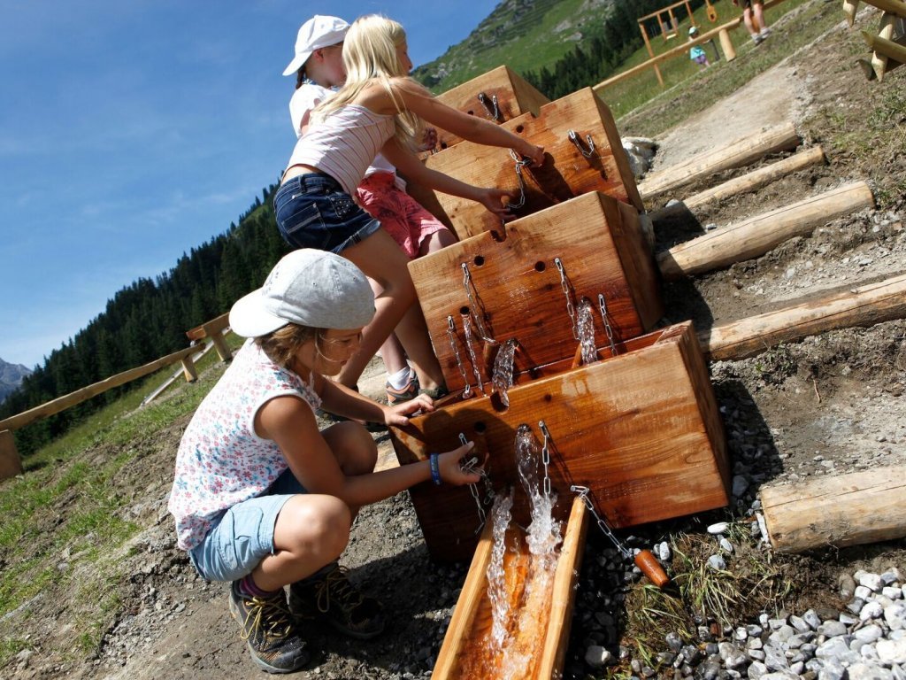 Wasserspielplatz auf der Alpe Rud in Lech