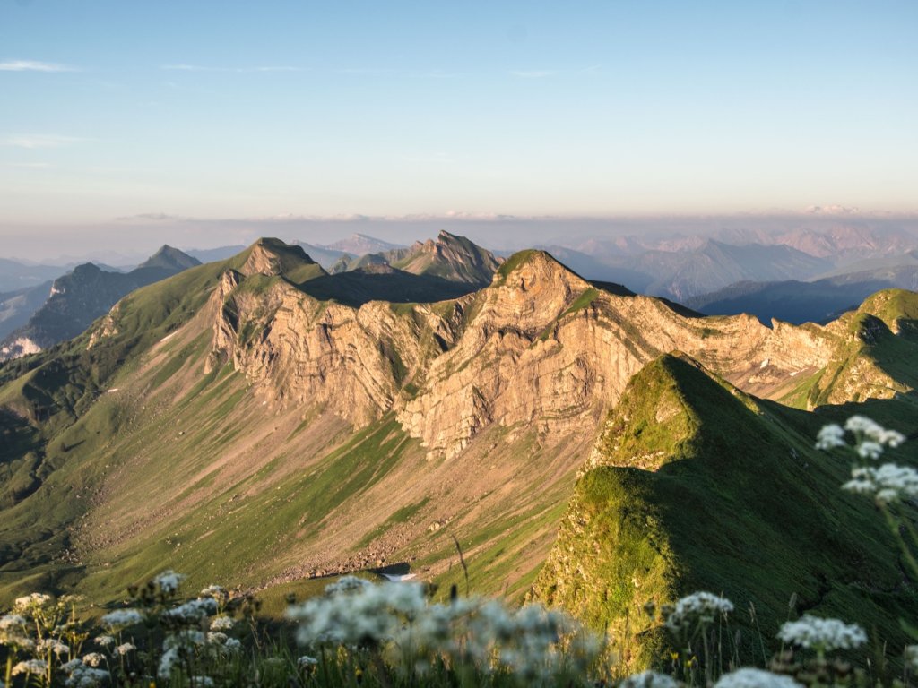 Blick von der Sünserspitze zu den Damülser Bergen