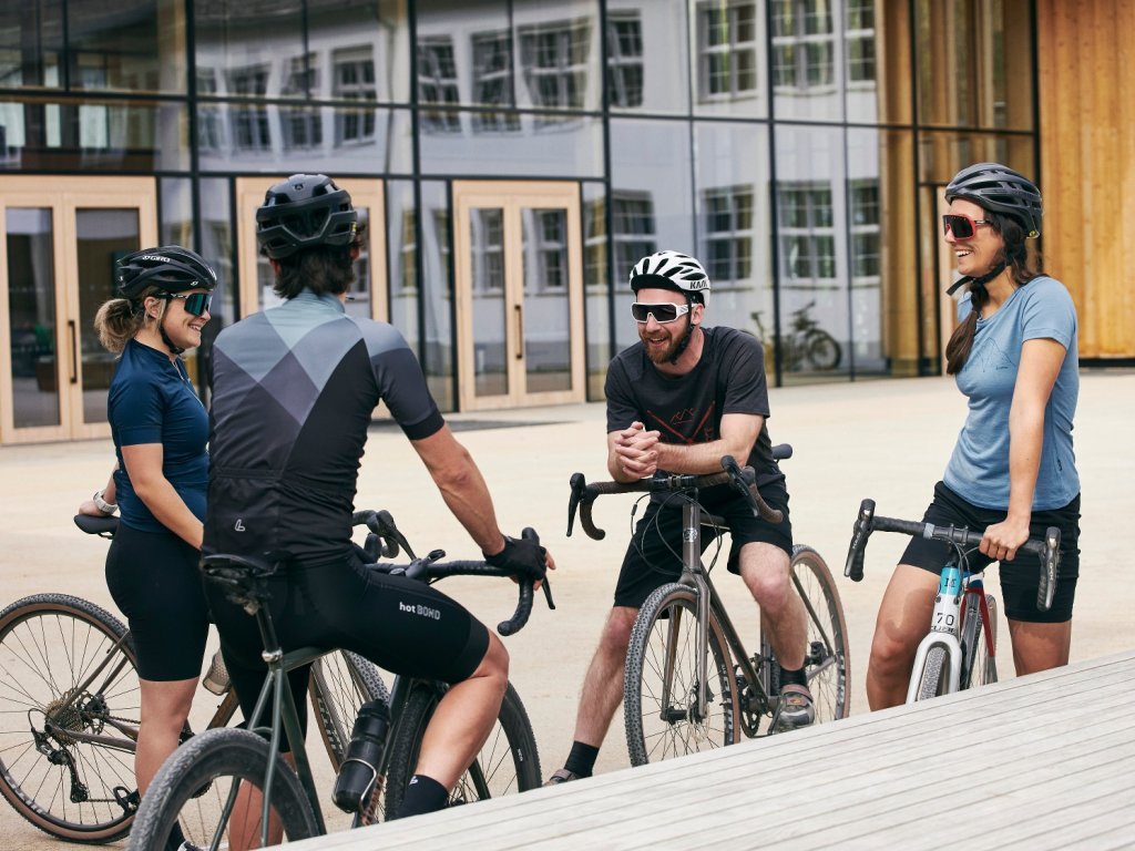 Gravelbiker vor dem Dorfaal Mellau