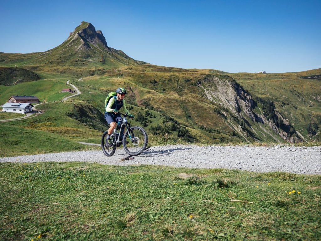 Mountainbiker am Fuße der Damülser Mittagspitze