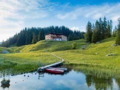 Körbersee mit Hotel im Hintergrund