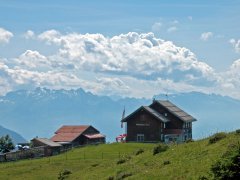 Alpwegkopfhaus mit Bergpanorama